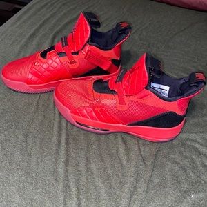 AIR JORDAN 33 'UNIVERSITY RED'